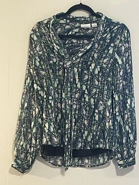 Liz Claiborne, Tie-Neck Printed Blouse in Green and Black. Item # 11385